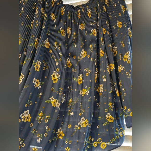 🆕️Max Edition Size M Blue With Yellow Flowers Pleated Blouse Retails @ $98 - Picture 5 of 10